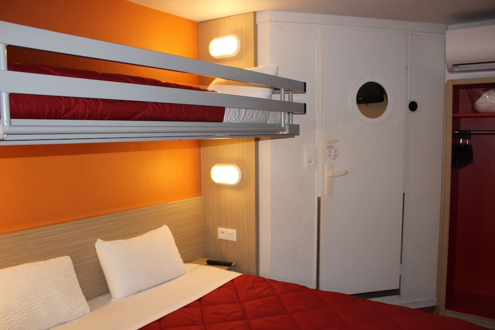 Standard Room, Multiple Beds (1 Double and 1 Single bed) - Photo 2