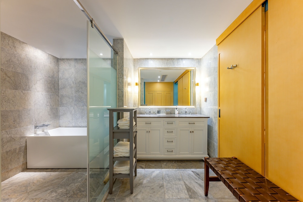 Standard Room, 2 Double Beds, Balcony, Sea View photo 1