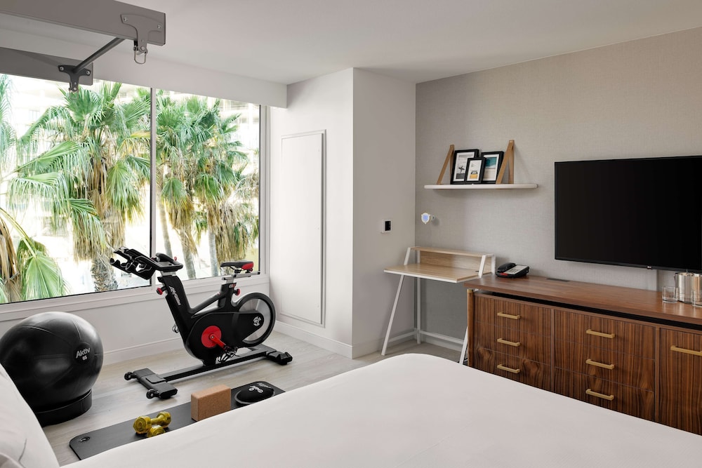Room, 1 Queen Bed, Accessible (Roll-In Shower)