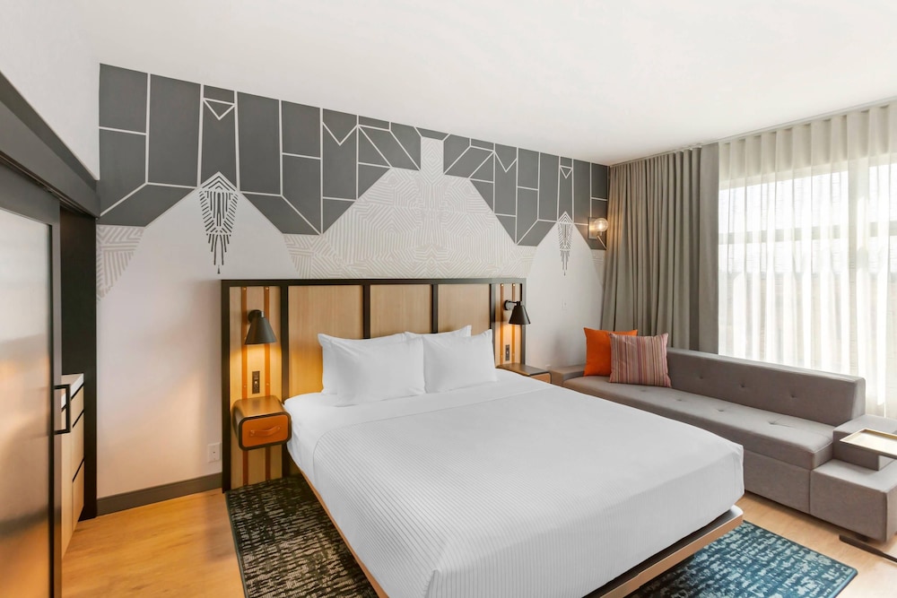 1 King Bed, Nonsmoking, Accessible - Photo 3