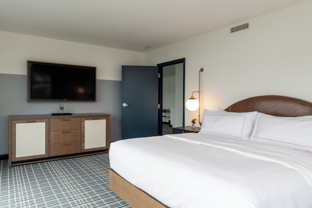 Presidential Suite, 1 King Bed, Lake View photo 1