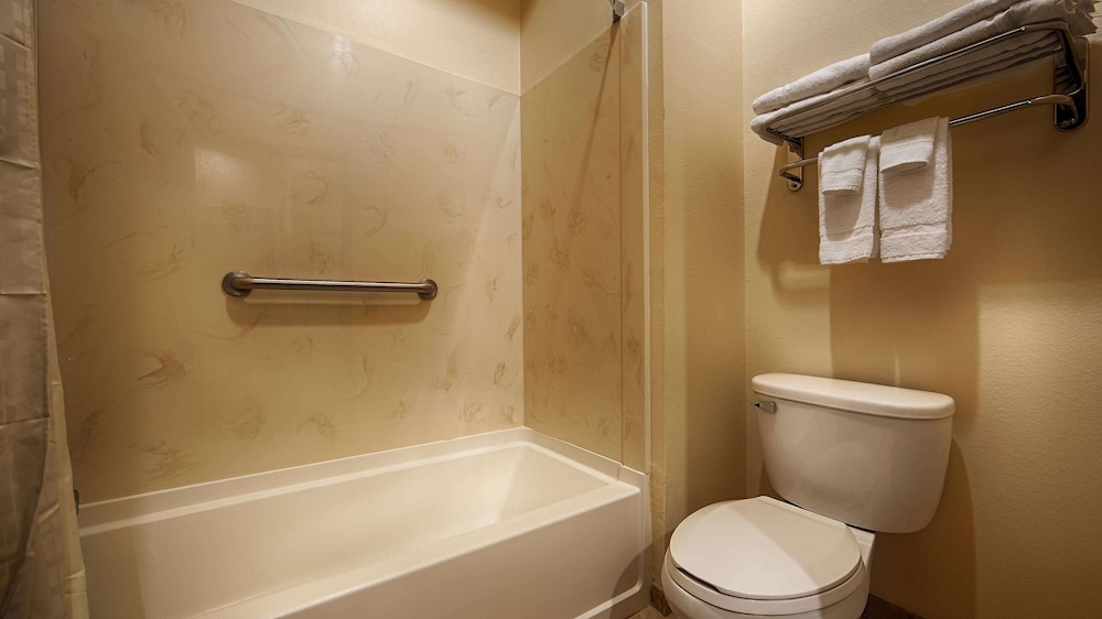 Standard Room, 2 Queen Beds, Non Smoking, Refrigerator & Microwave photo 2