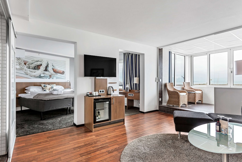 Suite, 1 Queen Bed, Jetted Tub, Sea View photo 1