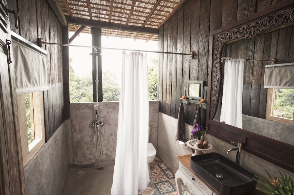 Deluxe Room, 1 Queen Bed, Garden View, Mountainside photo 2
