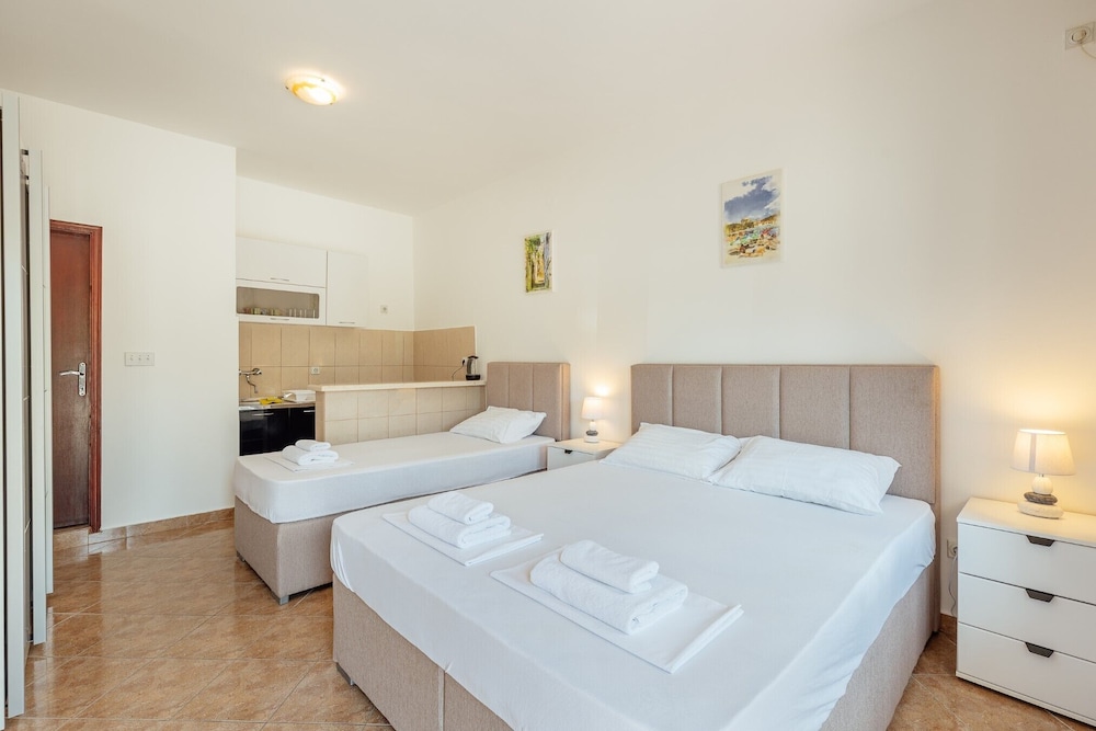 Studio Apartment, Balcony