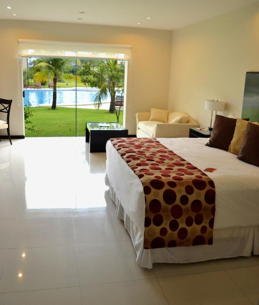 Premium Double Room, 1 King Bed, Pool View photo 1