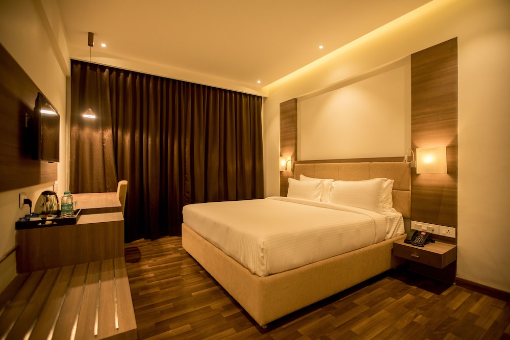 Deluxe Studio, 1 King Bed photo 1