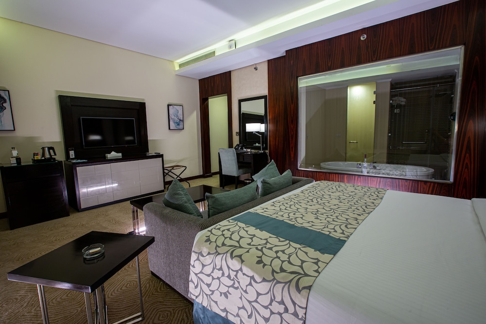 Deluxe Room, Pool View (King bed) - Photo 8