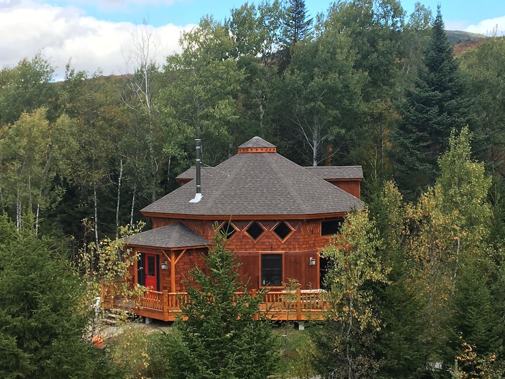 Premium Cabin, "The Yurt", 4 Bedrooms, Firepit photo 2