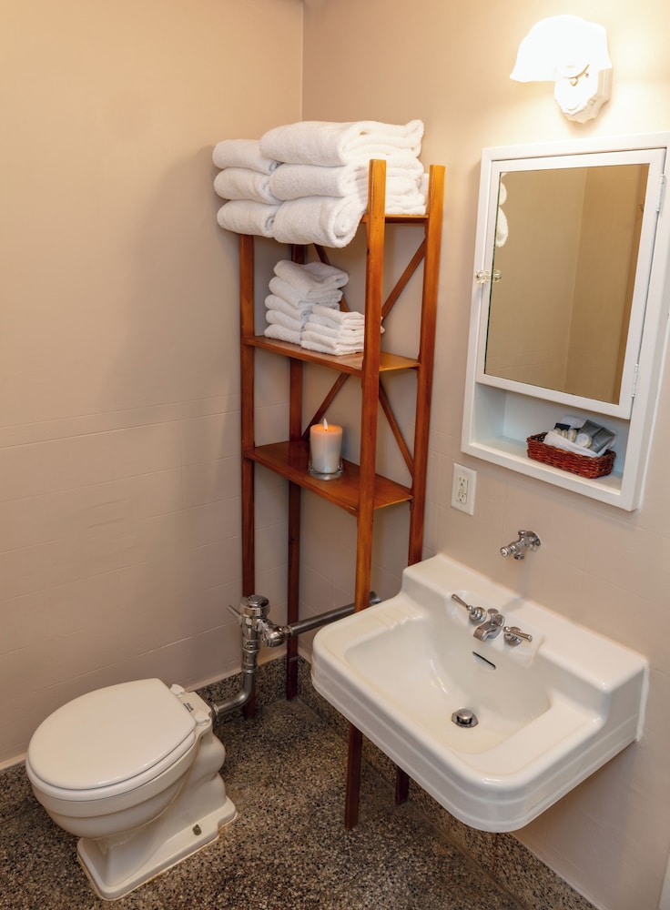 Superior Double Room, Accessible, Ensuite (Downtown View Queen) photo 3