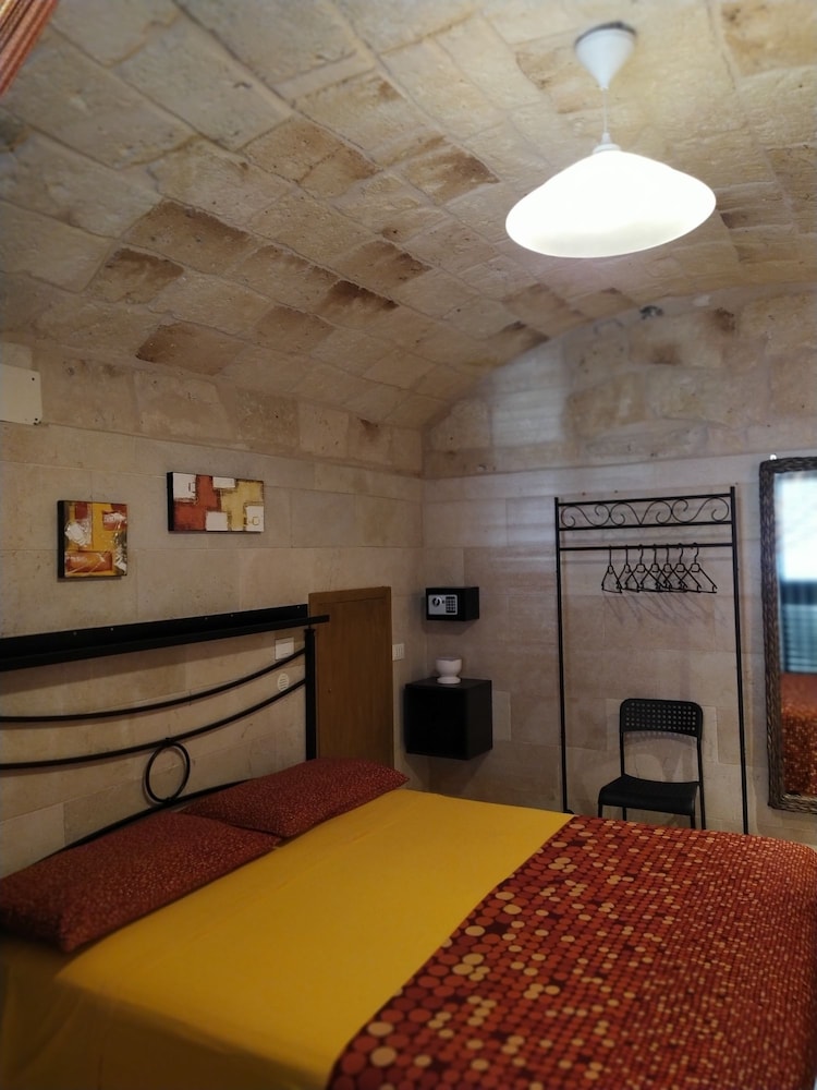 Double Room, Private Bathroom, Ground Floor (Arancione)