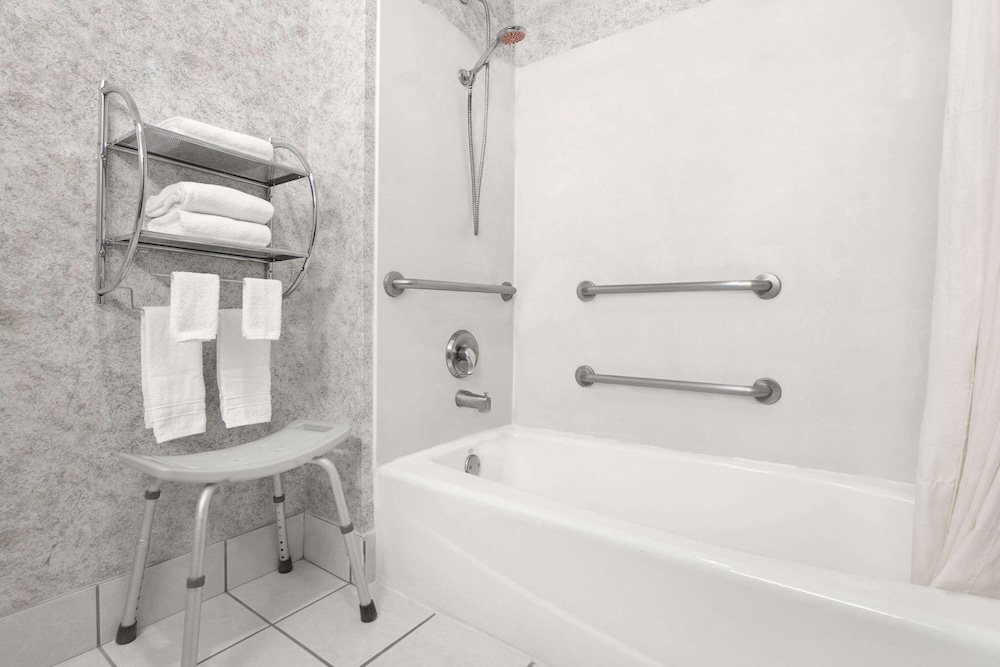 Standard Room, 2 Queen Beds, Accessible - Photo 5