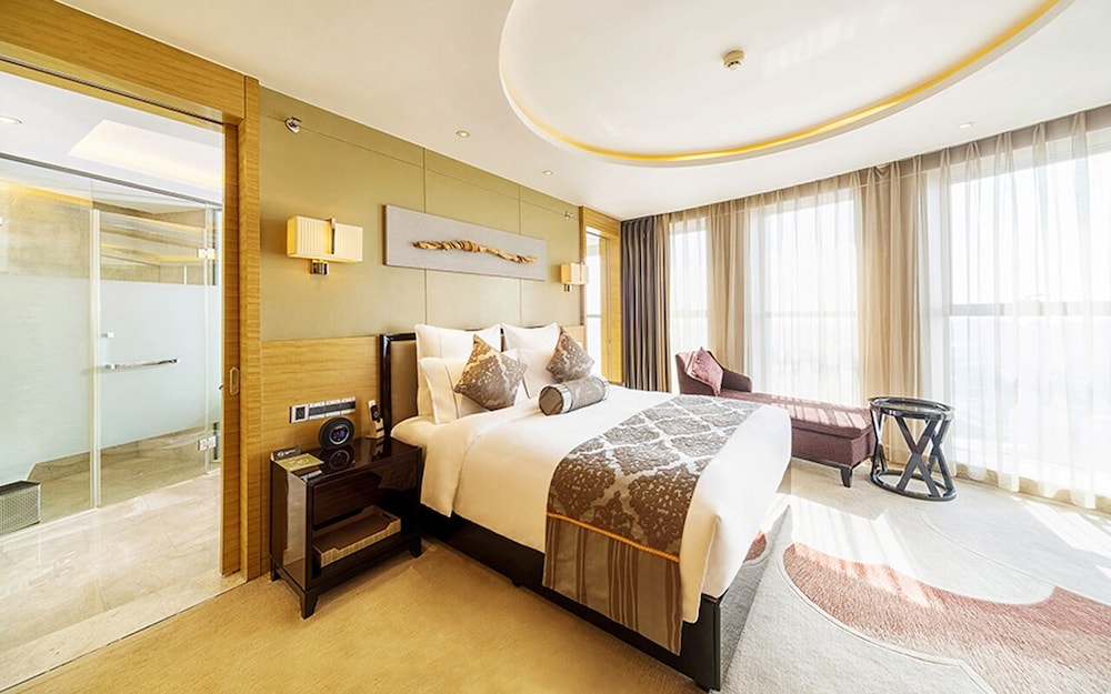 Deluxe Suite, 1 King Bed photo 2