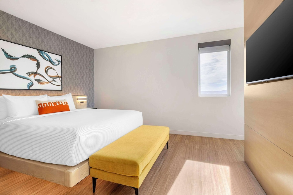 Suite, 1 King Bed, Non Smoking (Upgrade) - Photo 7