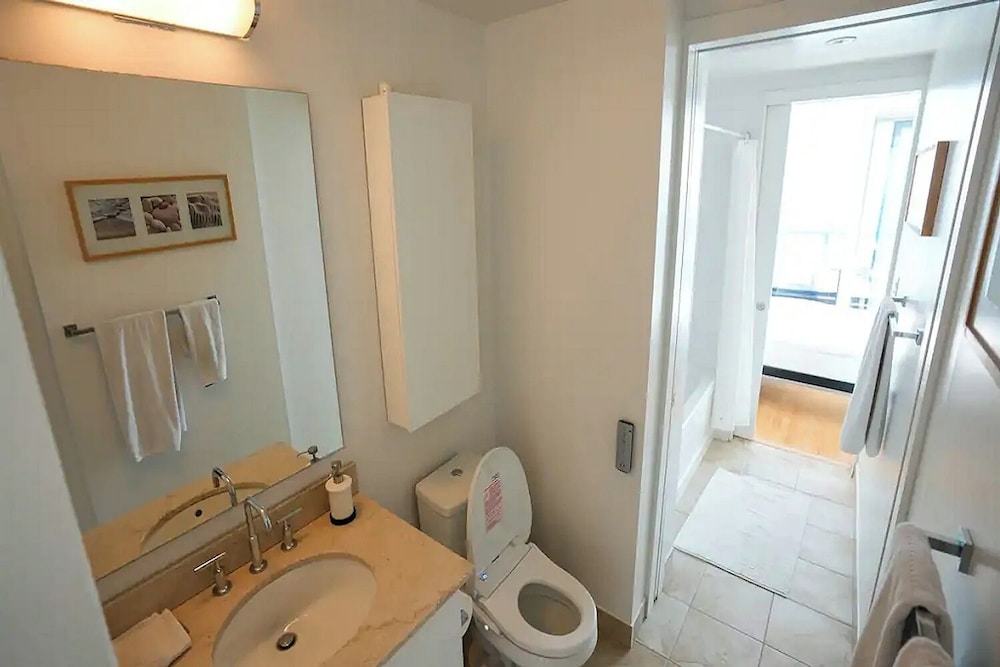 Premier Suite, City View thumbnail 5