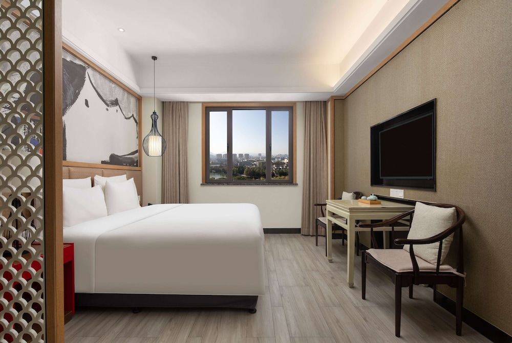 Superior Room, 1 King Bed, Non Smoking photo 1