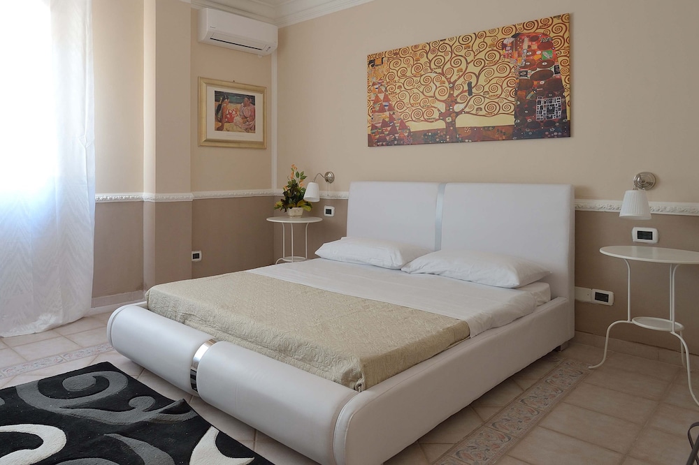 Deluxe Room (Klimt)