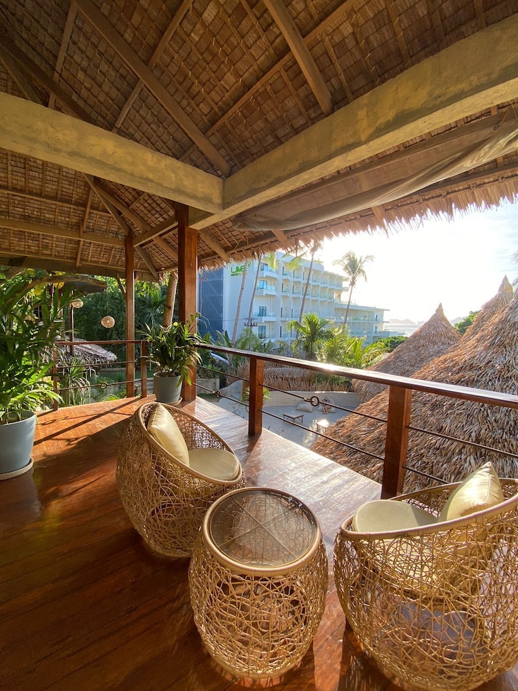 Deluxe Double Room with Balcony - Photo 4