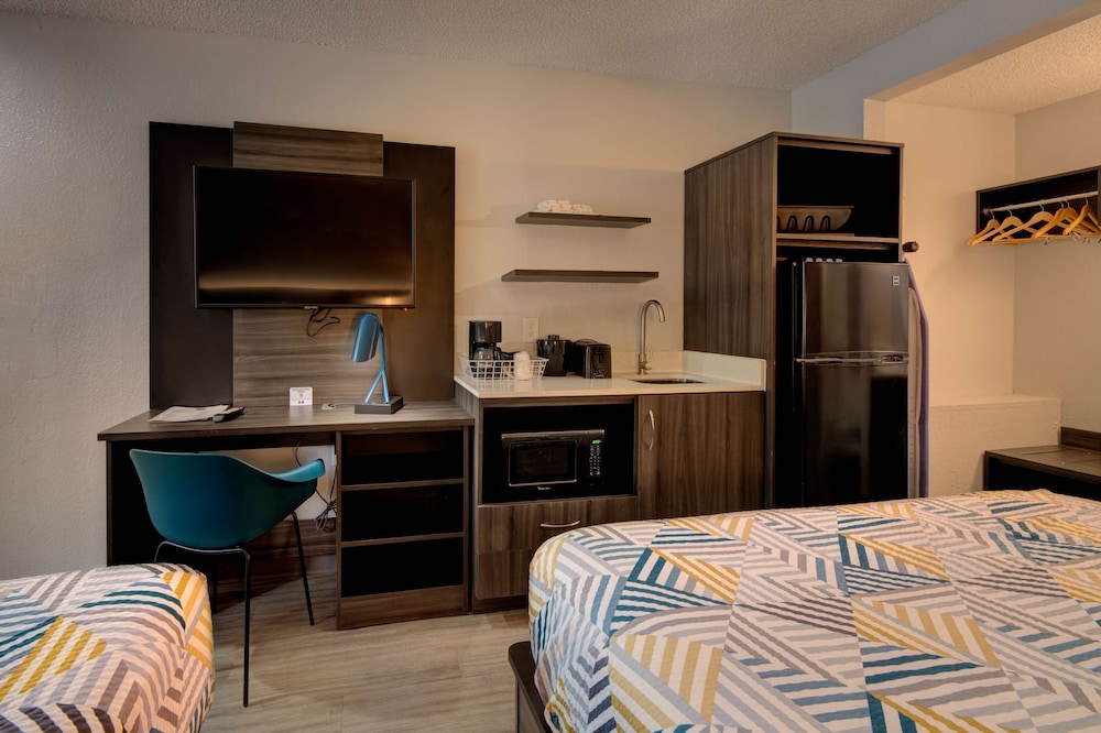 Standard Room, 1 Queen Bed, Non Smoking, Kitchenette