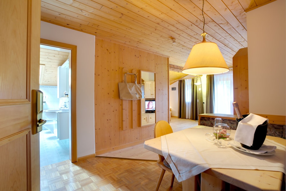 Superior Double Room, Balcony, Valley View (Schlern) photo 2
