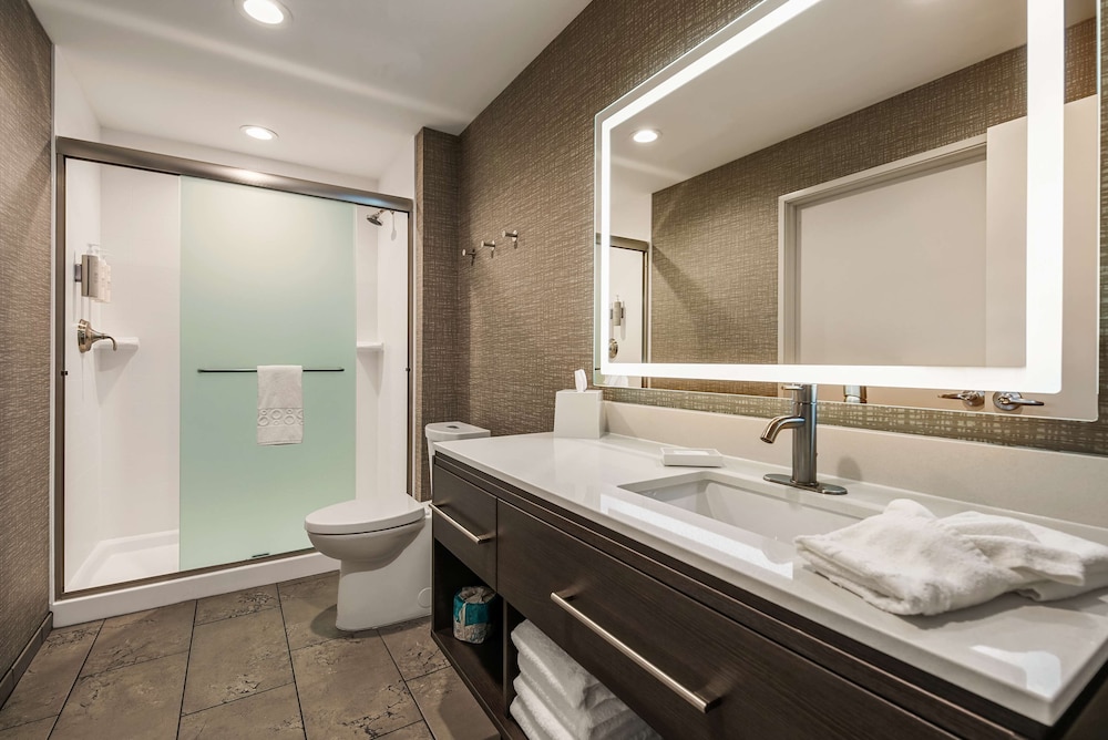 Suite, 1 King Bed, Accessible (Hearing) - Photo 9