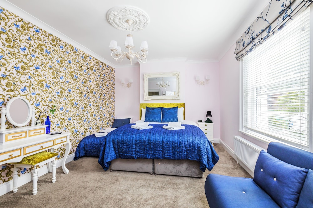 Superior Family Room - Photo 1