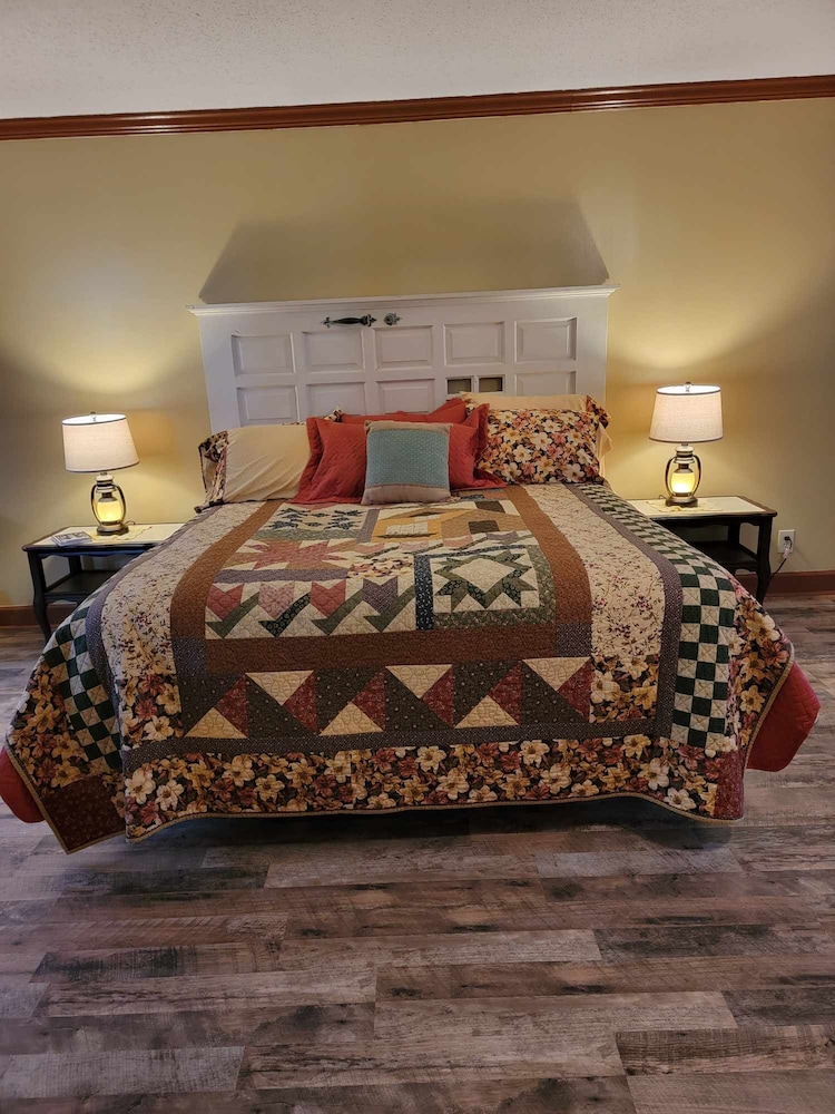 The Honeymoon Suite photo 1