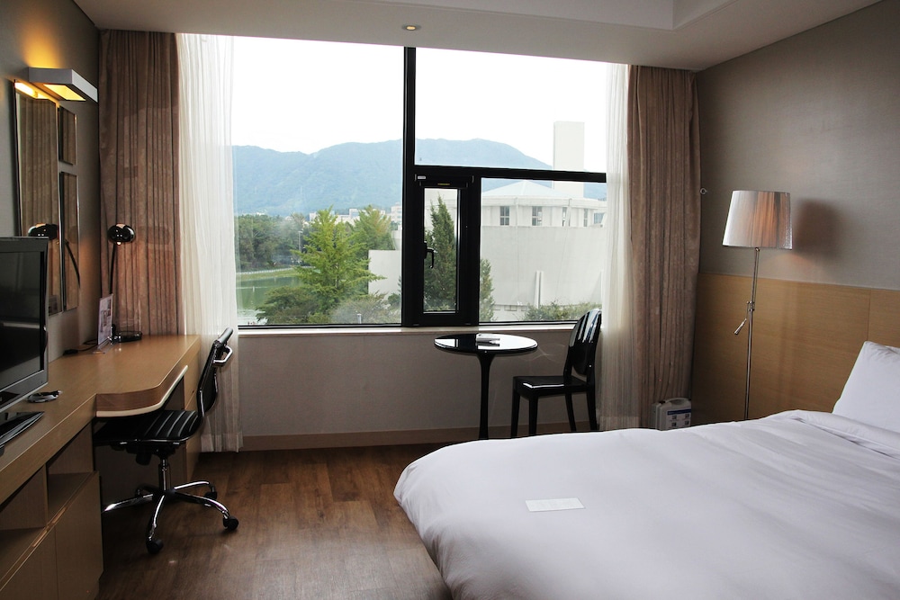 Grand Double Room, City View, Lakeside photo 2