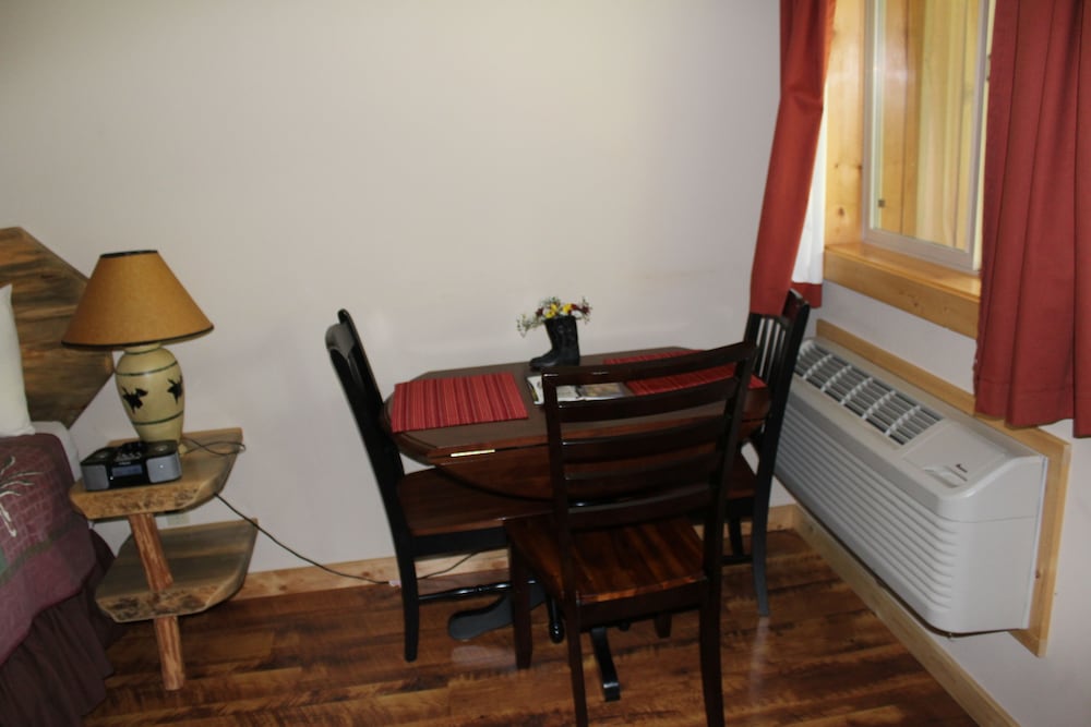 Deluxe Suite, 1 Bedroom, River View photo 2