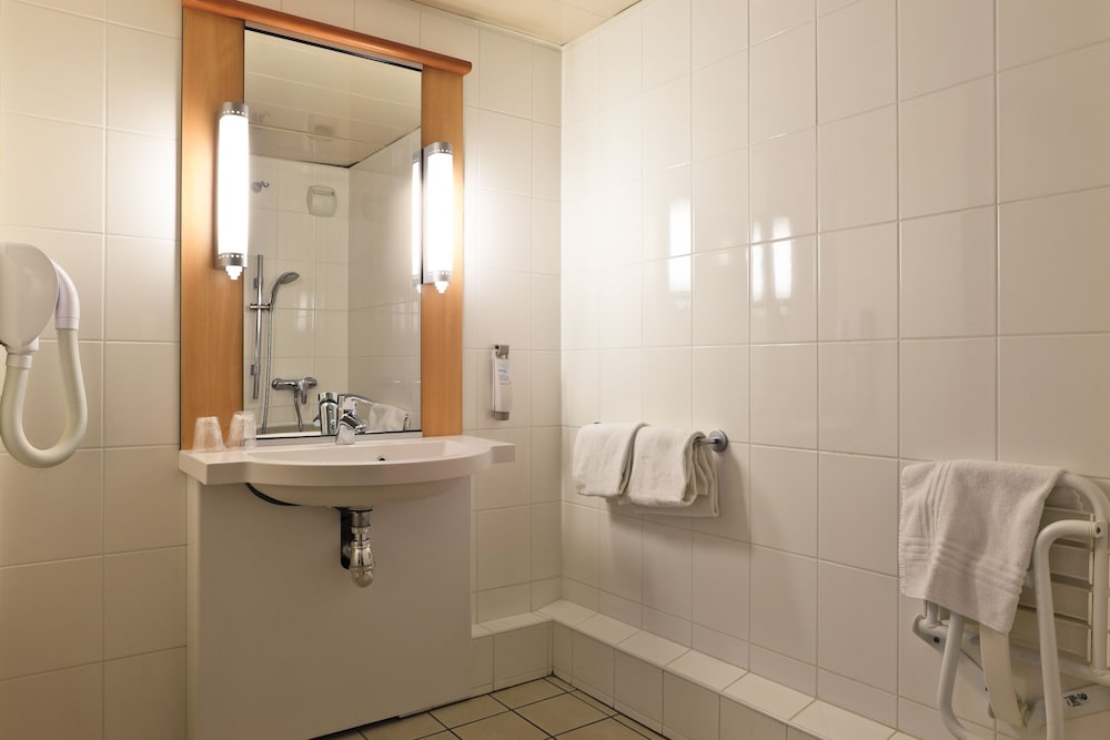 Double Room, Accessible, Non Smoking (Disability) - Photo 3