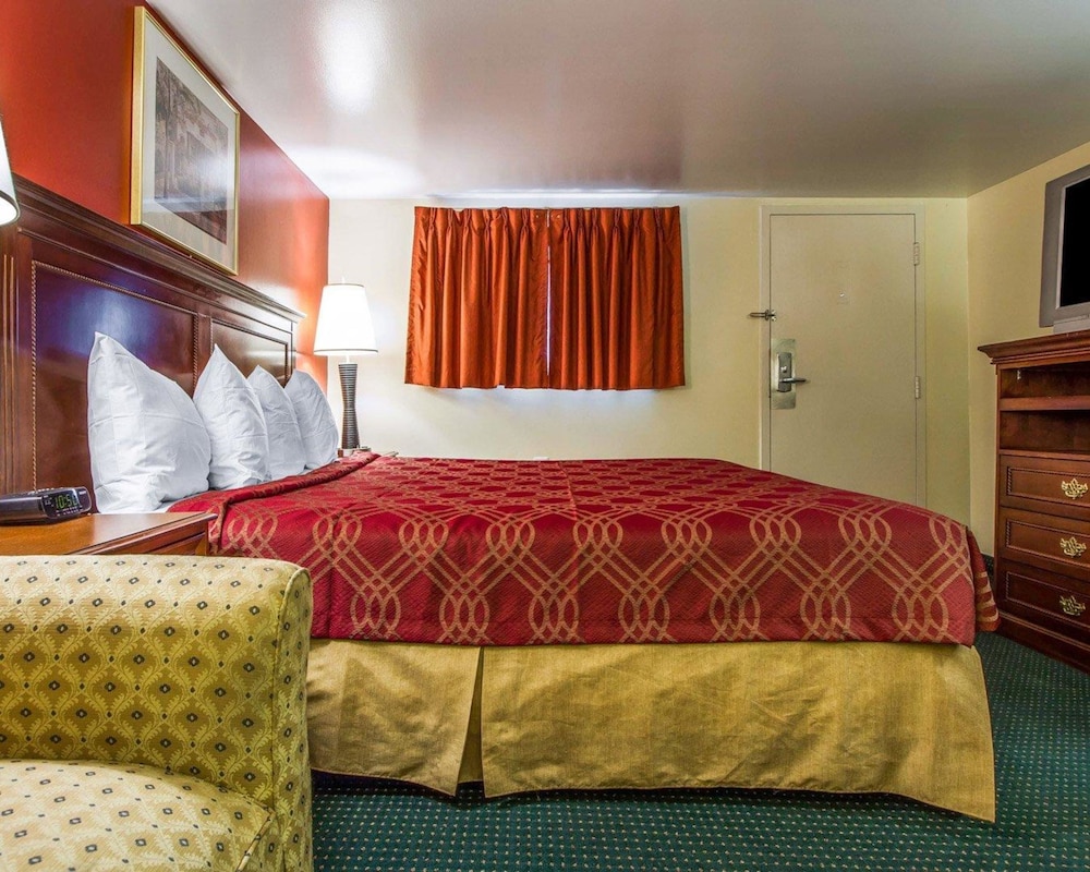 Standard Room, 1 King Bed, Non Smoking, Ground Floor - Photo 2