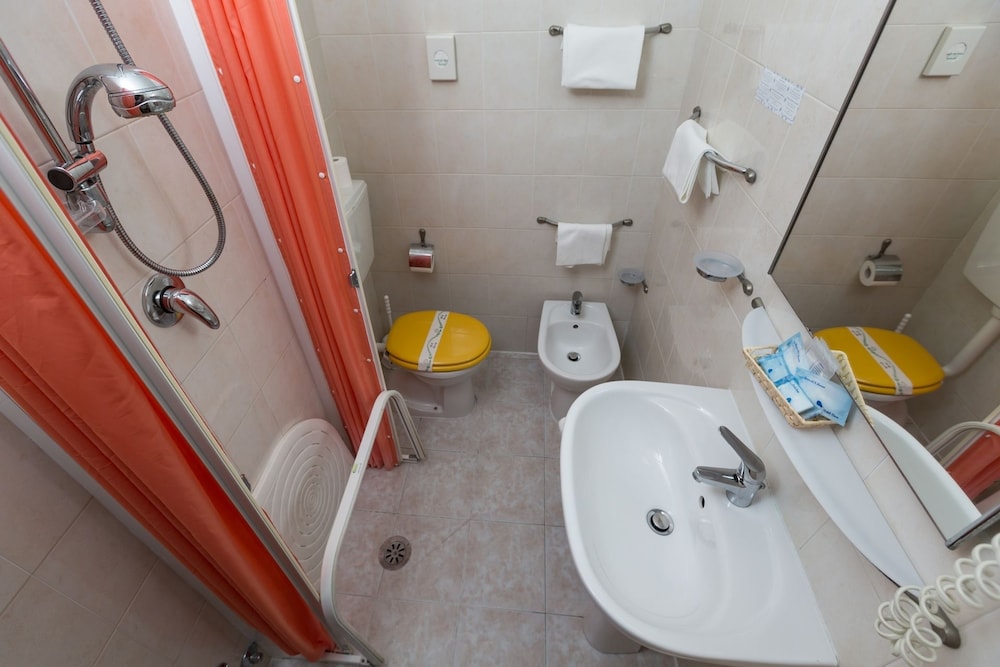 Standard Double or Twin Room - Photo 5