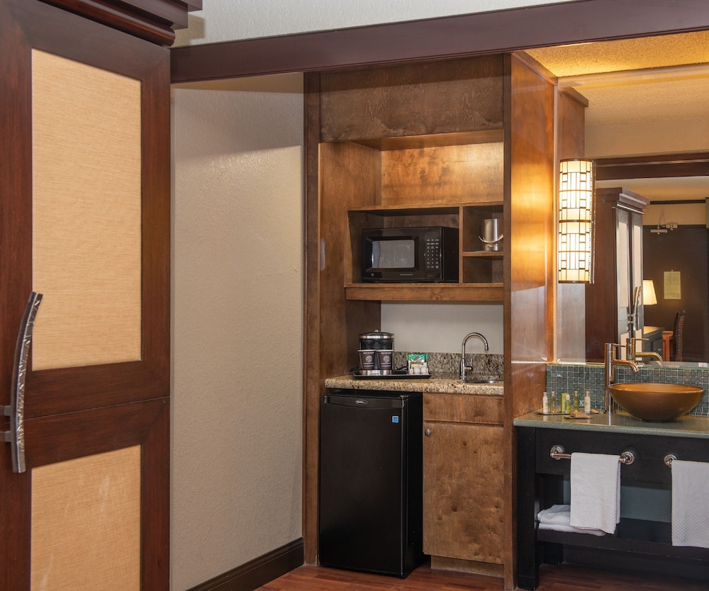 Deluxe Room, 1 King Bed, Accessible