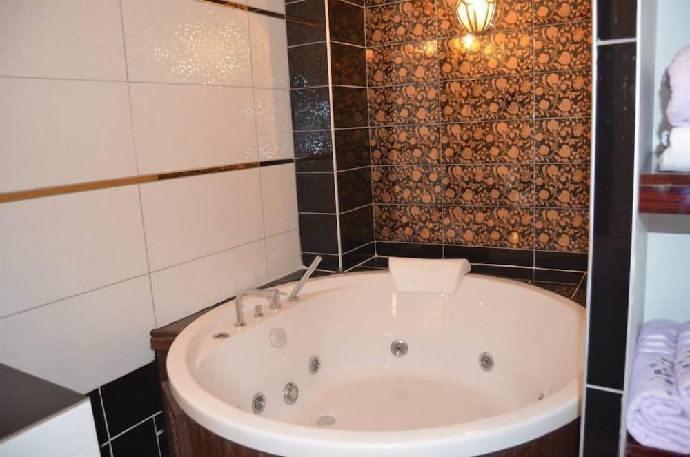 Suite, Jetted Tub photo 3