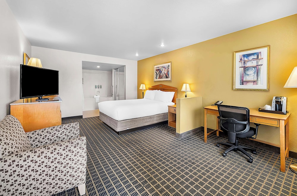 Suite, 1 Queen Bed, Non Smoking, Jetted Tub - Photo 1