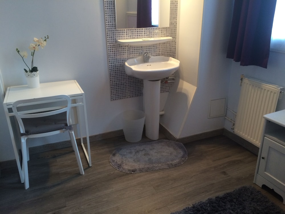 Single Room, Shared Bathroom photo 2