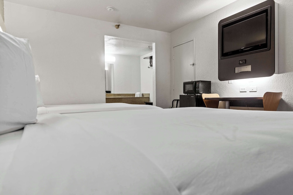 Deluxe Room, 2 Double Beds, Non Smoking, Refrigerator & Microwave photo 3