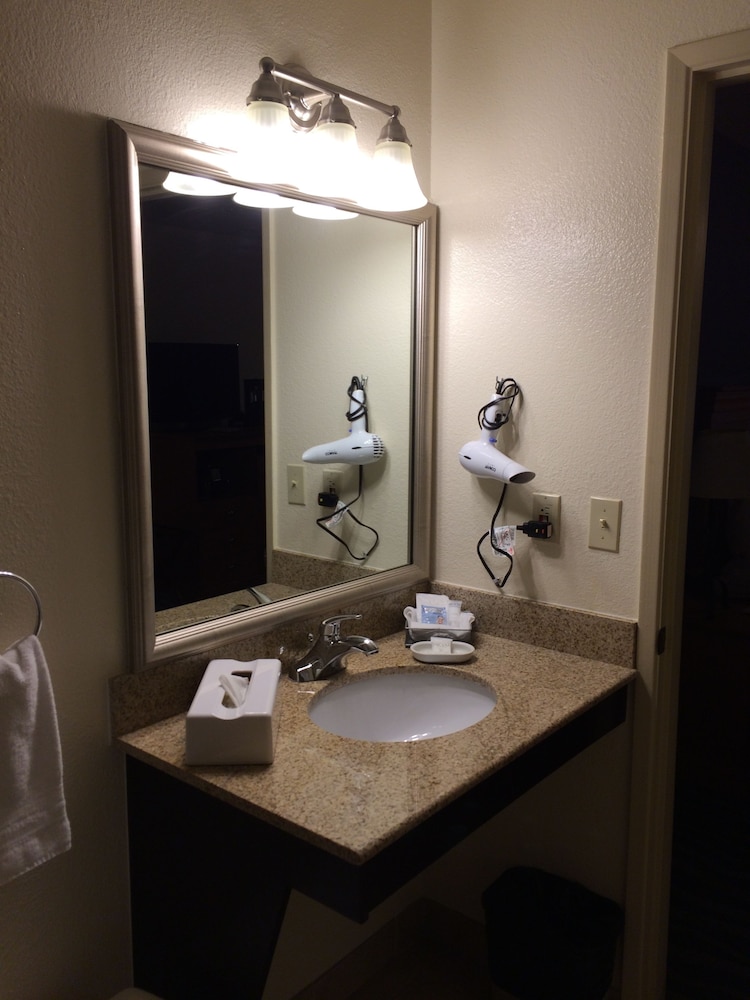 Standard Room, 1 King Bed, Non Smoking, Jetted Tub - Photo 6