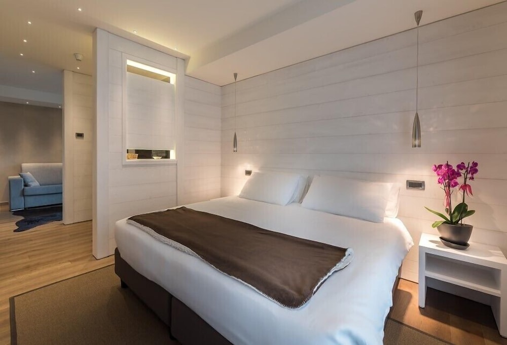 White Suite photo 1