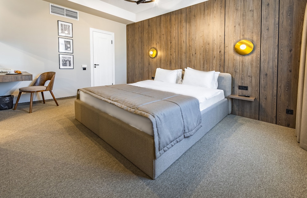 Senior Suite, 1 King Bed, Non Smoking