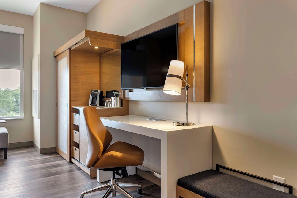 Suite, 1 King Bed, Non Smoking - Photo 3