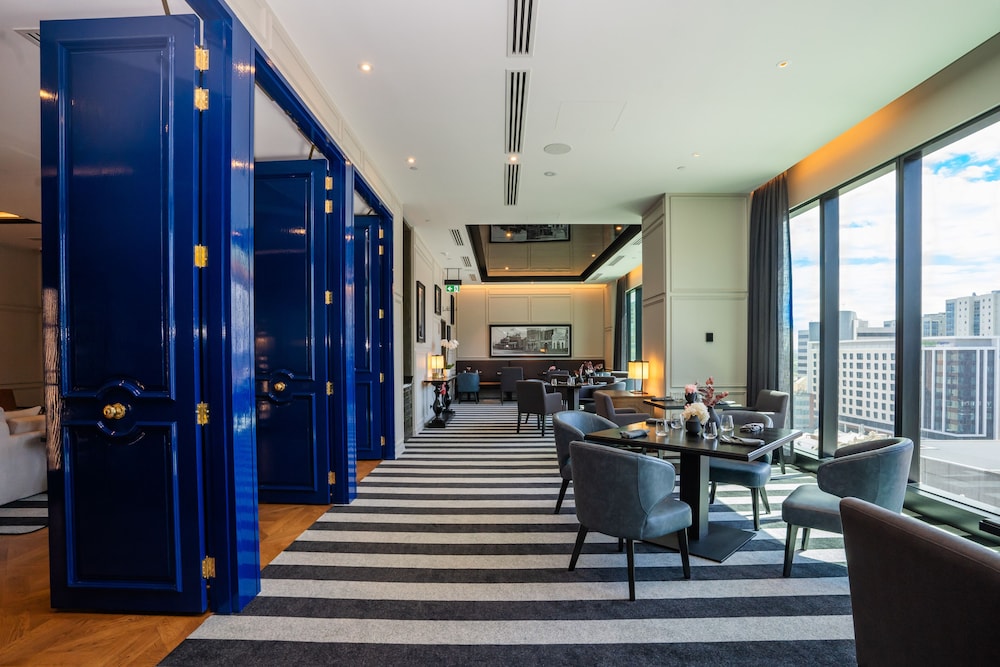 Club Suite with One King Bed and Lounge Access (Non Smoking) thumbnail 5