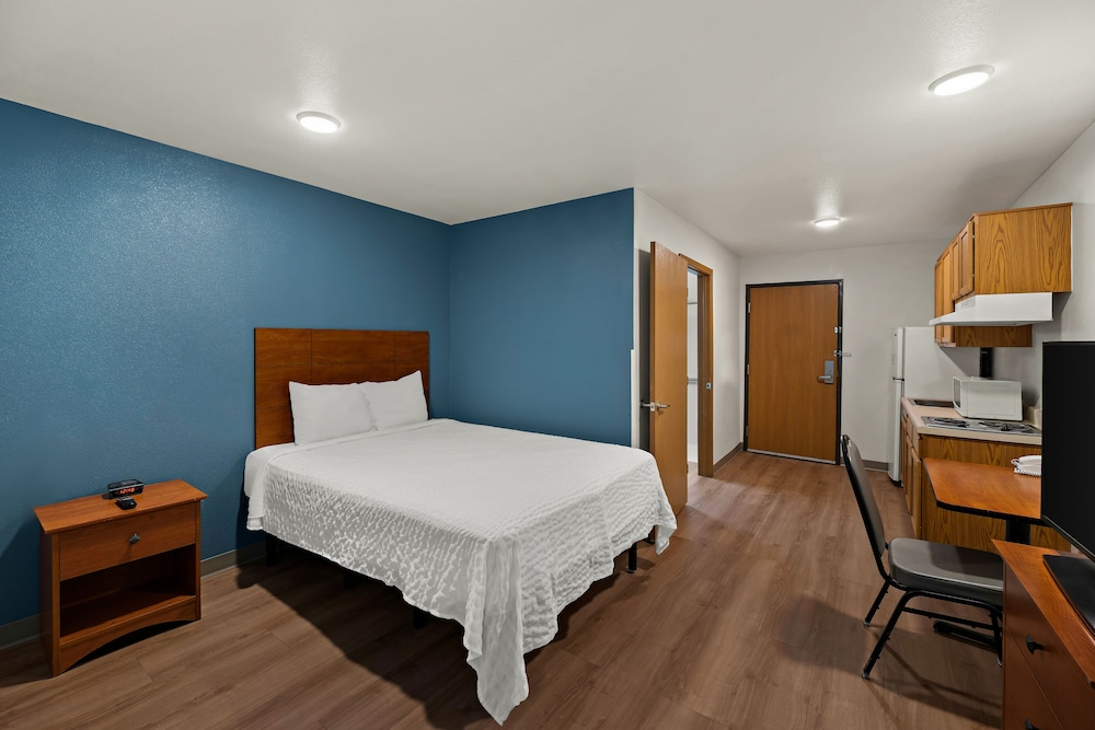 Standard Room, 1 Double Bed, Accessible, Non Smoking (Roll-in Shower) photo 2