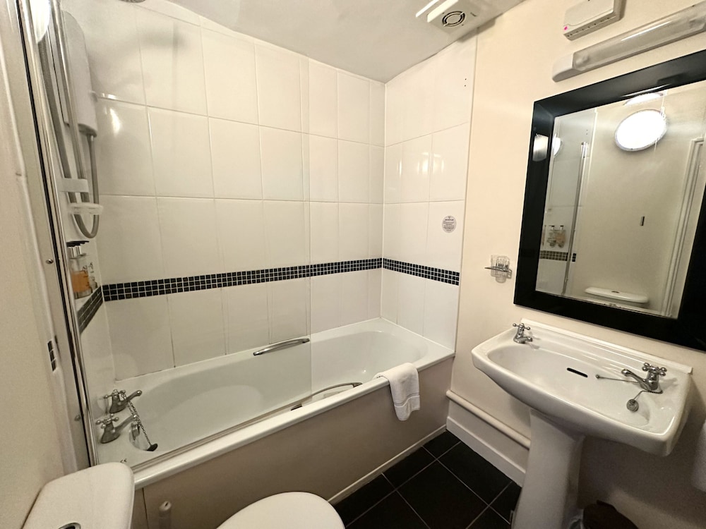 Deluxe Double Room, Ensuite - Photo 3