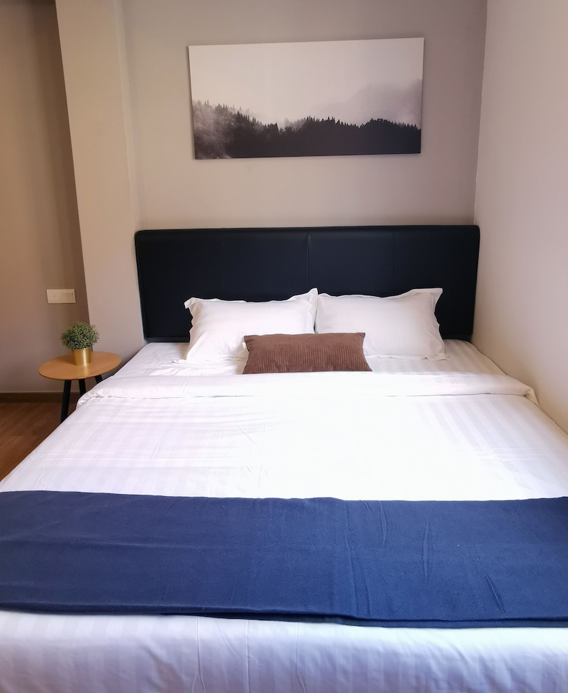 Basic Double Room, 1 King Bed, No Windows - Photo 1
