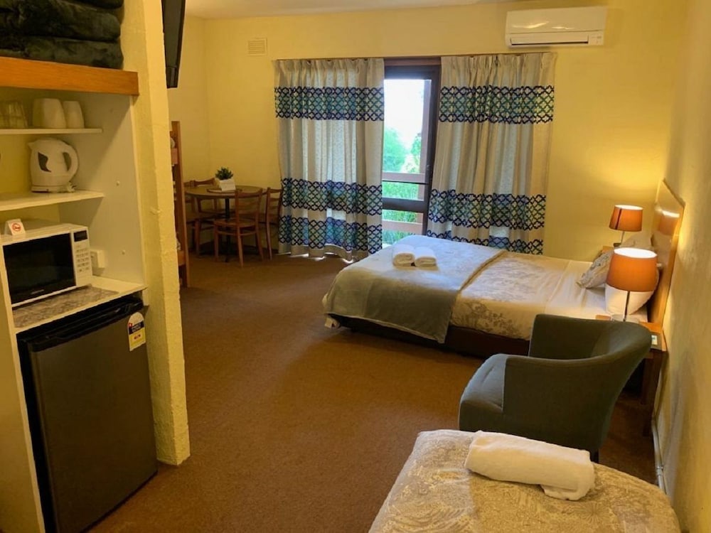 Family Room, Multiple Beds, Mountain View photo 3