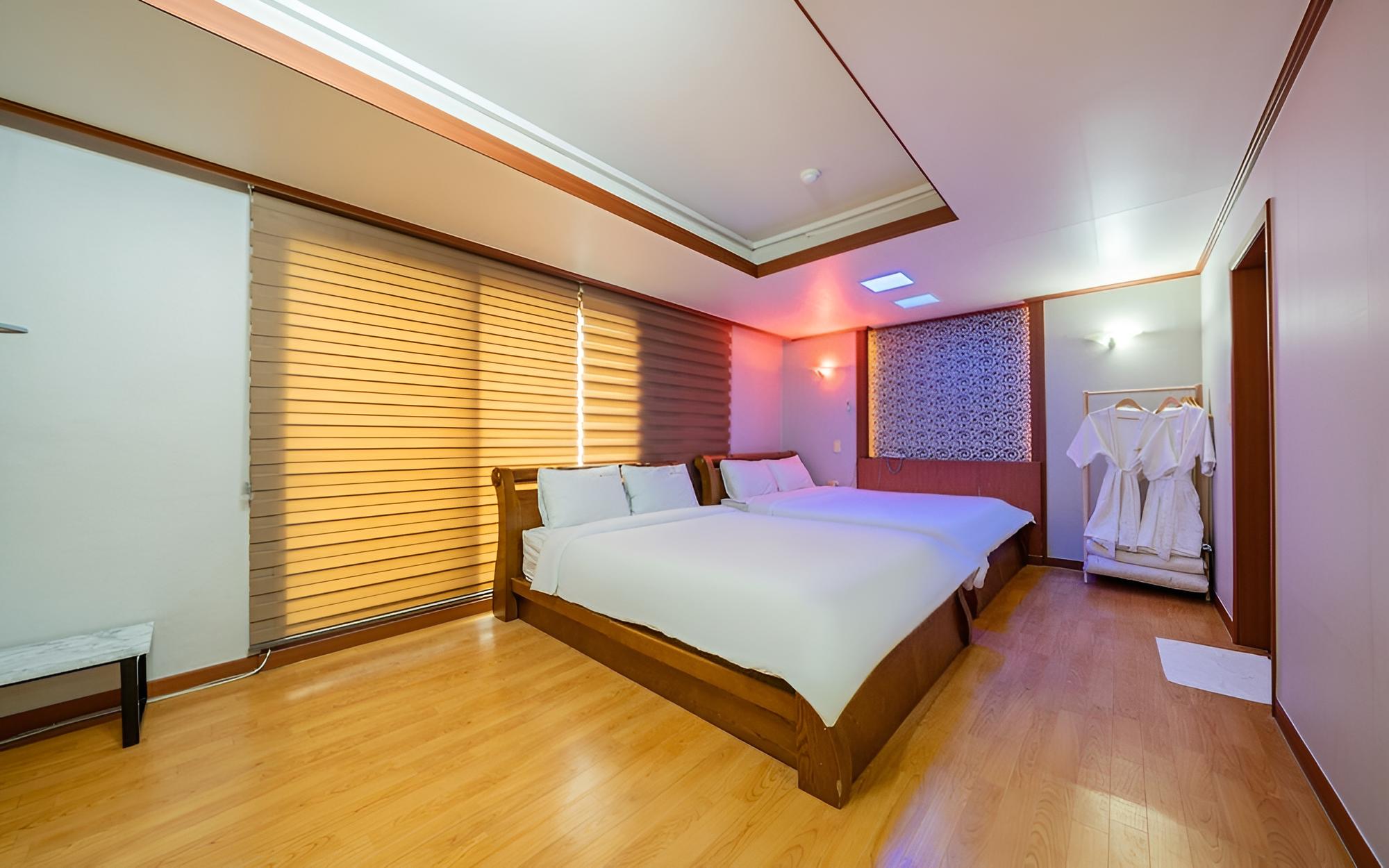 Room (Deluxe Twin (Ocean View)) photo 2