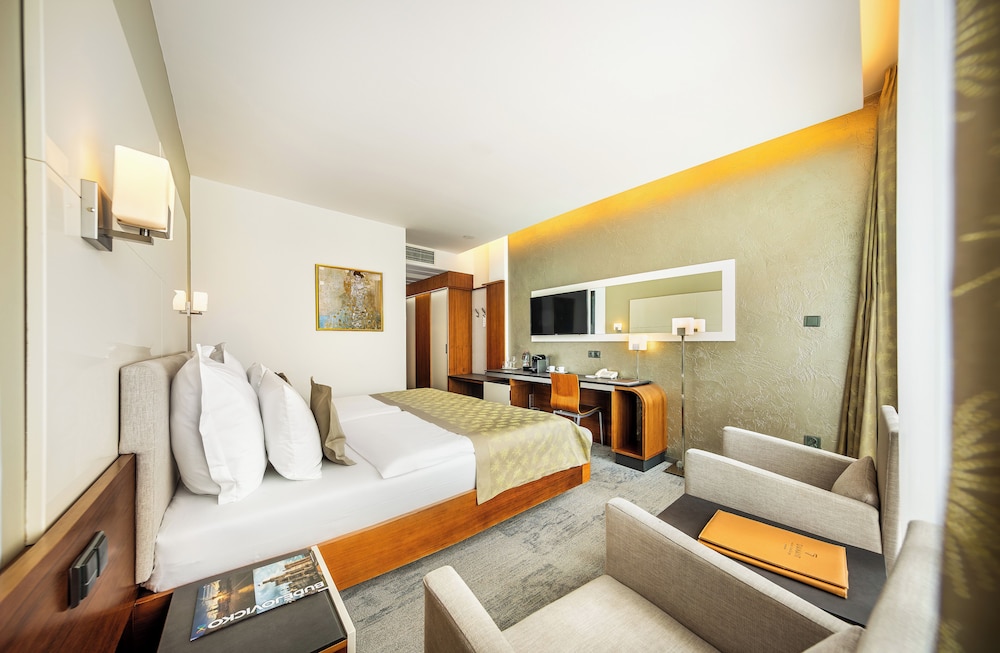 Deluxe Double Room with Golf Course View and Balcony photo 3