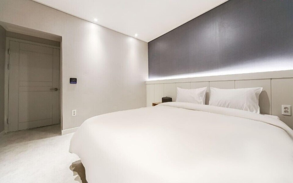 Standard Double Room (No Breakfast served on Monday/ Saturday/Sunday) photo 2