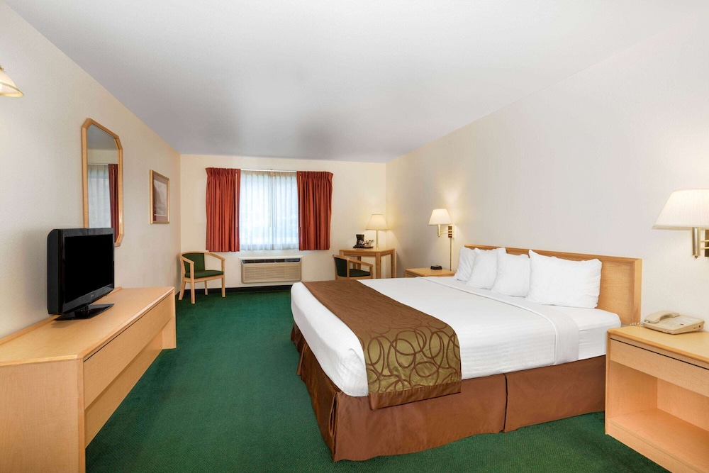 Room, 1 King Bed, Accessible, Non Smoking (Mobility) photo 1